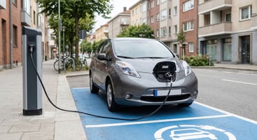 Véhicule électrique branché à une borne de recharge sur une place de stationnement dédiée