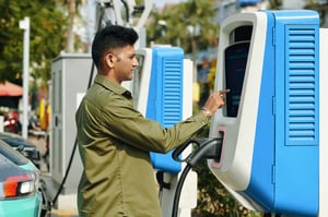 Conducteur rechargeant un véhicule électrique à une borne de recharge publique avec une seule application mobile