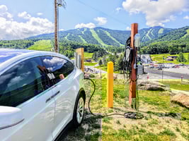 Borne de recharge pour véhicules électriques à Killington, Vermont avec vue sur la station de ski.