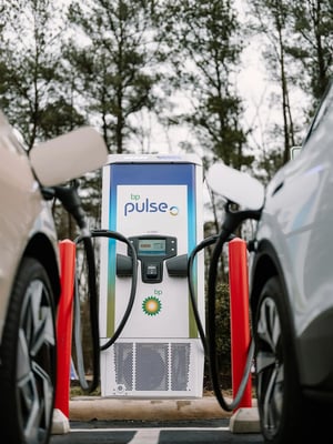 bp pulse 100+ kW fast charging station flanked by two electric vehicles