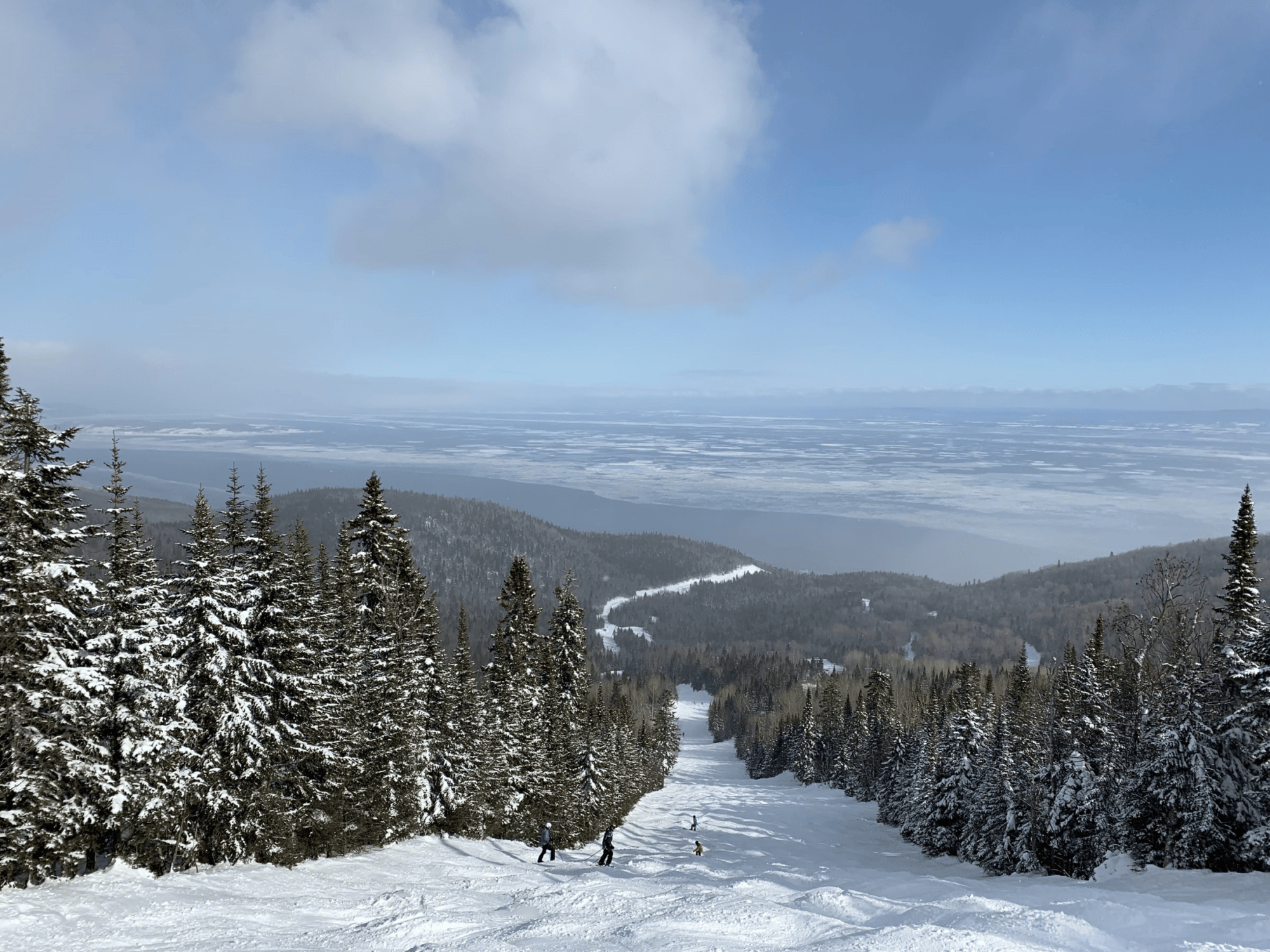 Chargehub-ski-resorts-accessible-by-EV-–-Le-Massif-de-Charlevoix-Petite-Rivière-Saint-François-2048x1536