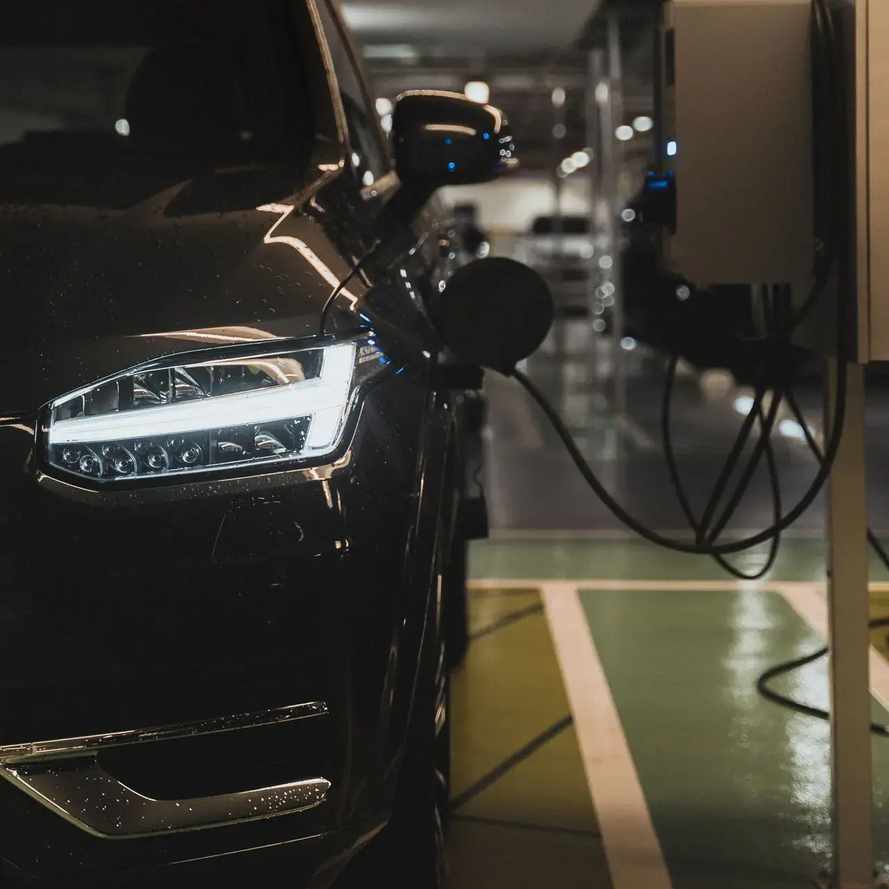 Bornes de recharge dans le stationnement d'un immeuble multilogement