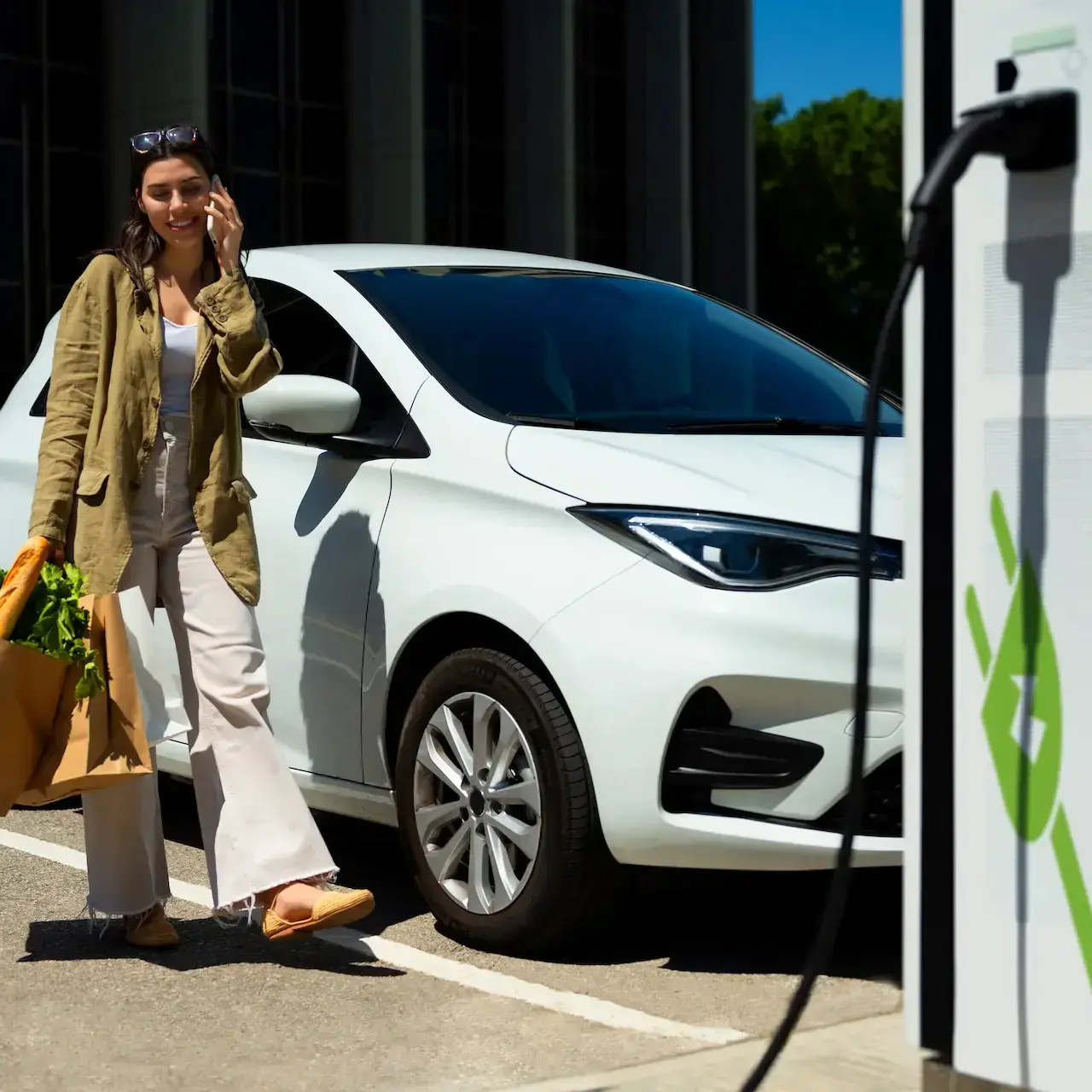 English text, change to "Bornes de recharge devant un centre commercial
