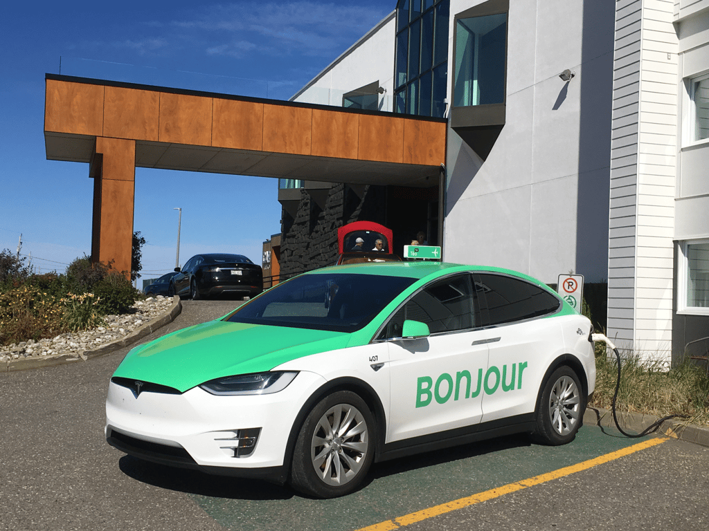 Riotel-Matane-entrevue-avec-ChargeHub-Gaspesie-Bornes-electriques-Voitures-electriques-Tesla-2048x1536