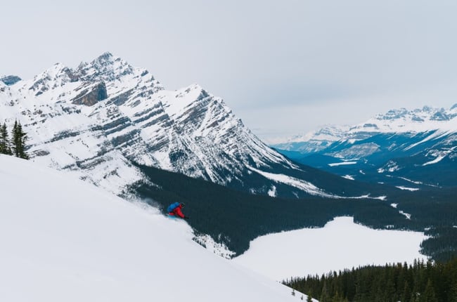 Stations-de-ski-accessibles-en-VÉ-–-ChargeHub-Banff-Alberta-Canada-1024x678