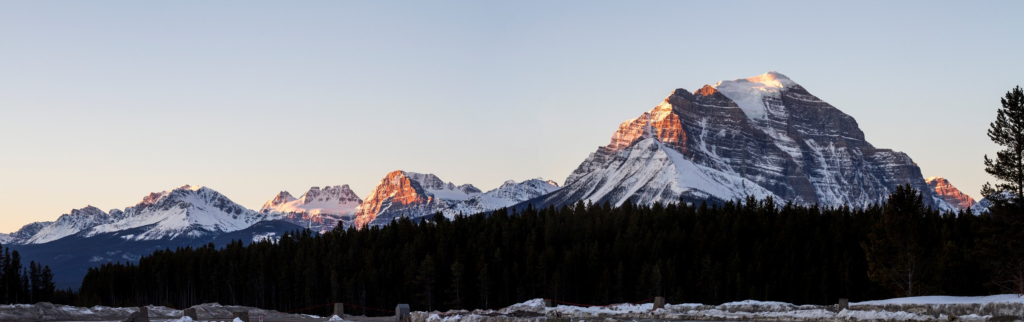 Stations-de-ski-accessibles-en-VÉ-–-ChargeHub-Lake-Louise-Alberta-1024x322