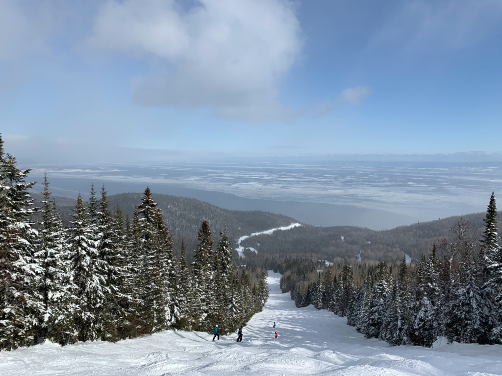 Stations-de-ski-accessibles-en-VÉ-–-ChargeHub-Le-Massif-de-Charlevoix-Petite-Rivière-Saint-François-1024x768