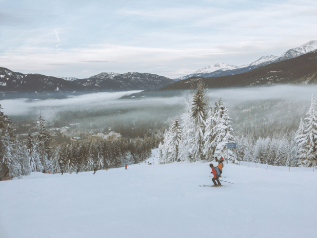 Stations-de-ski-accessibles-en-VÉ-–-ChargeHub-Whistler-Blackcomb-768x576