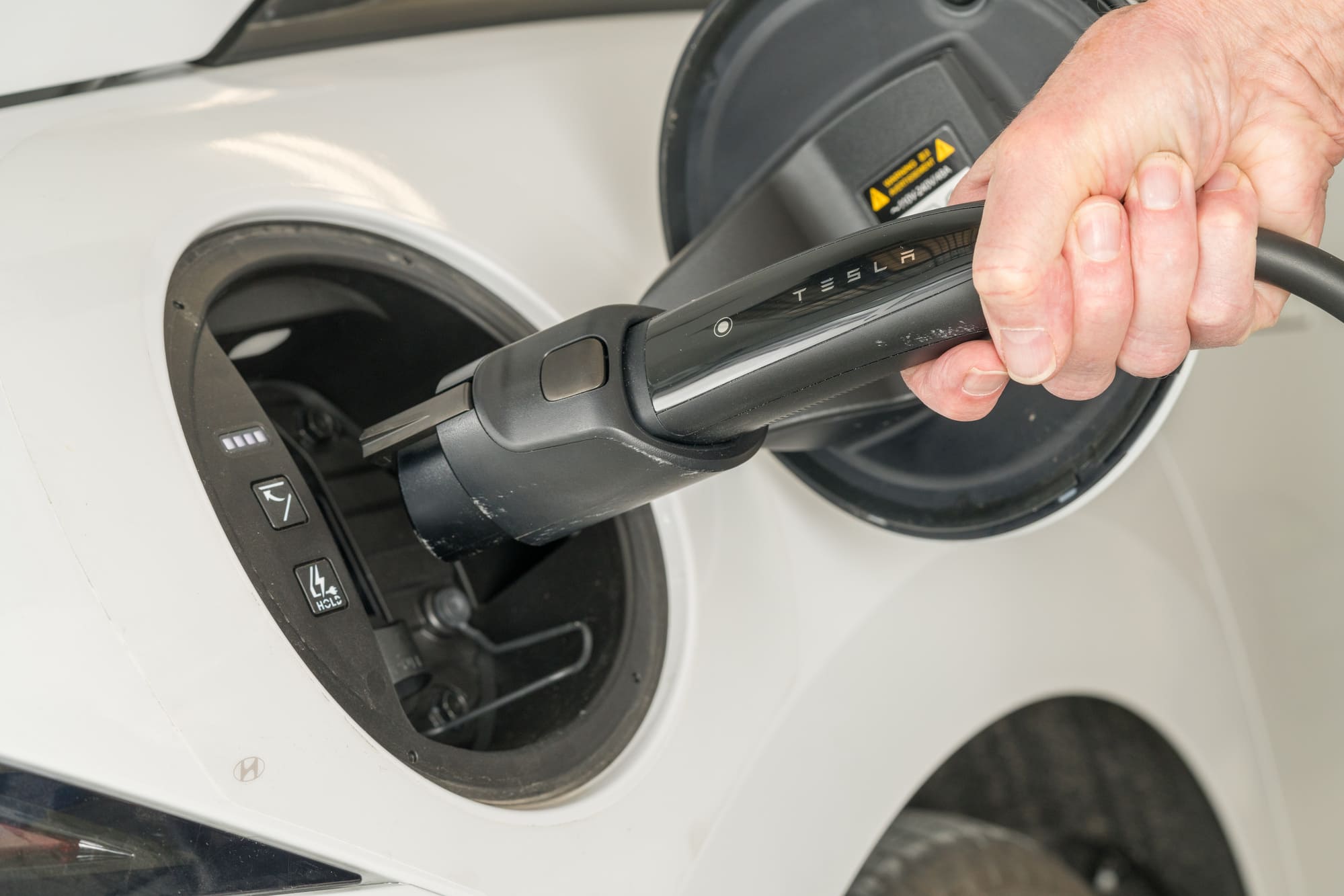 Charging an electric vehicle with a charging cable